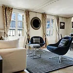 Louvre Elegant Apartment Paris