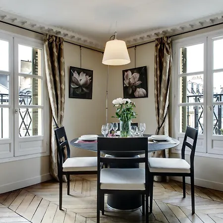 Louvre Elegant Apartment Paris