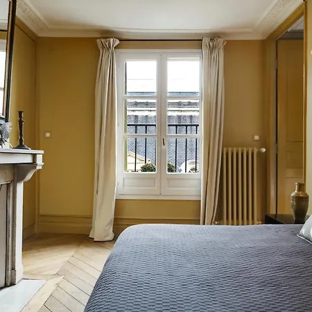Louvre Elegant Apartment Paris