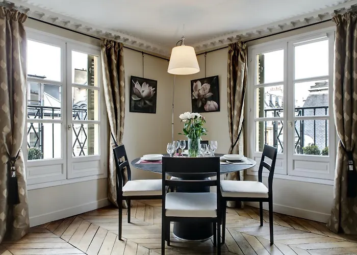 Louvre Elegant Apartment Paris
