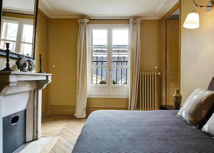 Louvre Elegant Apartment Paris